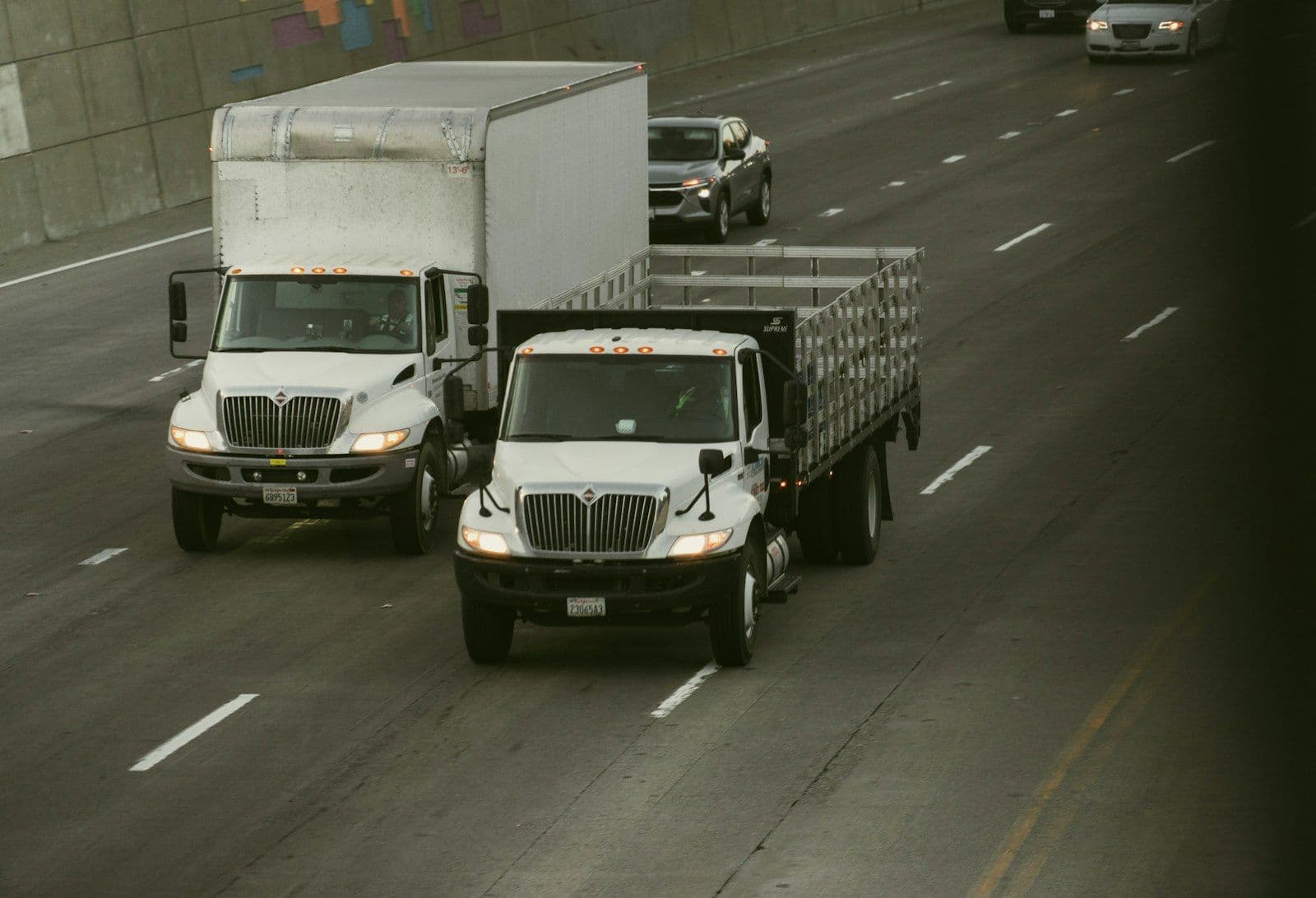 No CDL for a 26-Foot Box Truck Under 26,001 Pounds. The DOT Rules Start at 10,001.